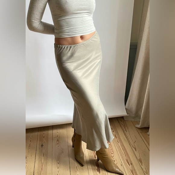 Djerf Avenue satin skirt in colour Rain. only worn once - Picture 2 of 3